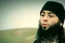 Image prise le 10 mars 2015 à partir d'une vidéo qui aurait été publiée par le groupe État islamique (EI) via Al-Furqan Media, l'une des plateformes jihadistes utilisées par l'EI sur le web, montrant le jihadiste français Sabri Essid alors qu'il s'adresse à une caméra en français dans un lieu non divulgué