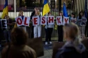 Des membres de la diaspora ukrainienne tiennent des pancartes formant le nom "Oleshky" (Olechky) devant l'ambassade américaine à Varsovie, le 6 octobre 2026
