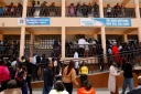 RDes parents et proches attendent des nouvelles evant l'école pour filles Utumishi après un incendie meurtrier survenu à Gilgil, au nord de Nairobi, le 28 mai 2026 au Kenya