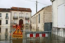 Des sauveteurs en barque dans une rue inondée après la crue de la Charente à Saintes, le 18 février 2026 en Charente-Maritime