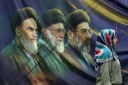 Une Iranienne passe devant les portraits des trois guides suprêmes iraniens depuis l'avènement de la République islamique, le 28 mai 2026 à Téhéran