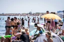 Des centaines de personnes essaient de se rafraîchir sur la plage d'Amager à Copenhague, le 27 juin 2026