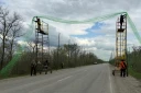 Des soldats protègent une route avec des filets antidrones dans un lieu non précisé de la région de Zaporijjia, le 10 avril 2026 en Ukraine