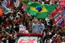 le président brésilien de gauche Luiz Inacio Lula da Silva agite le drapeau national lors d'un meeting de campagne à Rio, le 2 octobre 2026