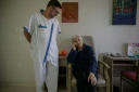 Une résidente d'un Ehpad, atteinte de la maladie d'Alzheimer, converse au téléphone avec une IA baptisée Livana, le 17 septembre 2026 à Septfonds, dans le Tarn-et-Garonne
