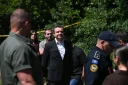 Le Premier ministre du Kosovo Albin Kurti (C) arrive sur les lieux où sept dépouilles ont été retrouvées dans une fosse commune qui pourrait contenir les restes de plus de vingt Kosovars albanais disparus pendant la guerre des années 1990, à Kalludër, dans le nord du pays 