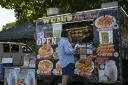 Le food truck de William Arevalo, alimenté par des batteries électriques, dans un parc de l'arrondissement du Queens à New York, le 23 juillet 2026