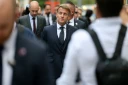 Le ministre français des Affaires étrangères, Jean-Noël Barrot (g.), et le président français, Emmanuel Macron, marchent à New York le 21 septembre 2026, après une rencontre avec le président américain Donald Trump