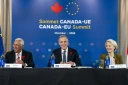 (g-d) Le président du Conseil européen Antonio Costa, le Premier ministre canadien Mark Carney et la présidente de la Commission européenne Ursula von der Leyen lors du 21e sommet UE-Canada, à Montréal, le 29 octobre 2026 au Canada