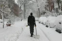 Une personne dans la rue dans l'arrondissement de Brooklyn, à New York, en pleine tempête de neige le 23 février 2026