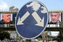 Le candidat centriste au poste de Premier ministre Gadi Eisenkot (g) et l'actuel Premier ministre Benjamin Netanyahu apparaissent sur des écrans installés sur un pont enjambant une rue de Ramat Gan, en Israël, le 20 octobre 2026
