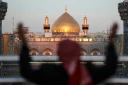 Un homme photographié dans le sanctuaire de l'imam chiite Ali, dans la ville sainte irakienne de Najaf, le 10 mars 2026
