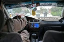 Un autoradio dans un taxi à Kaboul, le 14 septembre 2026 en Afghanistan
