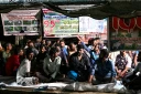 Des éleveurs tamouls installés sous une bâche pour protester contre une spoliation foncière, le 30 septembre 2026 à Batticaloa, dans l'est du Sri Lanka