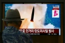 Des images d'archives d'un tir de missile nord-coréen diffusées lors d'un reportage sur un écran dans une gare de Séoul, le 6 août 2026