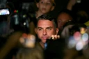 Flavio Bolsonaro, sénateur de droite et candidat à la présidentielle pour le Parti libéral (PL), réagit à l’annonce des résultats partiels de l’élection présidentielle à Brasilia, le 4 octobre 2026