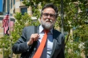 Arturo Bejar, ancien ingénieur de Meta, quitte le tribunal fédéral d'Oakland en Californie après son témoignage dans le procès de Meta, le 19 août 2026