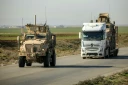 Des véhicules militaires américains en convoi sur une autoroute à l'extérieur de Qamishli, dans la province de Hassaké, au nord-est de la Syrie, le 23 février 2026