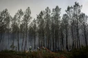Des pompiers luttent contre un incendie de forêt à Saint-Jean-d'Illac, à environ 30 km de Bordeaux, alors qu'un feu de forêt ravage la forêt au nord du bassin d'Arcachon en Gironde