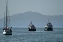 Le navire "Family" (d), qui fait partie de la Flottille internationale pour Gaza, au mouillage au large de Sidi Bou Saïd, près de Tunis, le 9 septembre 2025