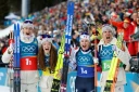 (De gauche à droite): Éric Perrot, Lou Jeanmonnot, Julia Simon et Quentin Fillon Maillet après leur titre sur le relais mixte des JO-2026, à Anterselva, en Italie, le 8 février 2027