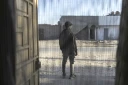 Un migrant pose à Nouadhibou, en Mauritanie, le 22 avril 2026