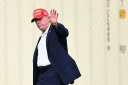 Le président Donald Trump salue en direction de la presse à son arrivée à la Maison Blanche, à Washington, le 16 août 2026