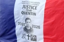 Un portrait de Quentin Deranque, décédée après une violente agression à Lyon, sur un drapeau français lors d'un rassemblement en son hommage à Paris, le 15 février 2026