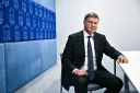 Valdis Dombrovskis, le commissaire européen aux Affaires économiques, lors d'un entretien avec l'AFP à Bangkok, en marge des assemblées du Fonds monétaire international (FMI) et de la Banque mondiale, le 13 octobre 2026