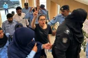 Des policiers escortent au tribunal l'avocate spécialiste des droits humains Imaan Mazari, le 20 août 2023 à Islamabad