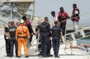Des migrants débarquent du navire l'Argonaute ; ils ont été secourus en mer après que leur embarcation a pris feu lors d'une tentative de traversée de la Manche au port de commerce de Boulogne-sur-Mer, le 4 août 2026