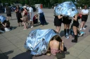 Des spectateurs se protègent de la chaleur avant un concert de Bruo Mars à l'Olympic stadium  de Berlin, le 28 juin 2026