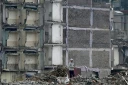 Un immeuble d'habitation démoli dans le cadre de grands travaux décidés par les autorités vietnamiennes pour la capitale Hanoï, le 18 mai 2026