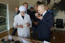 Photo de l'agence russe Sputnik montrant le président russe Vladimir Poutine goûtant du caviar lors d'une visite à l'usine de transformation du poisson Yasny, à Itouroup, dans l'archipel des îles Kouriles, disputé avec le Japon, le 13 août 2026