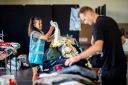 Des bénévoles rassemblent des vêtements collectés pour les touristes et personnes évacués à Canet-en-Roussillon (sud) le 3 juillet 2026.