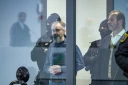 L'accusé saoudien Taleb Jawad al-Abdulmohsen (c) dans le box en verre pare-balle de la salle d'audience provisoire de Magdebourg, lors de son procès pour avoir foncé avec un SUV dans la foule d'un marché de Noël fin 2024, le 26 juin 2026 dans l'est de l'Allemagne