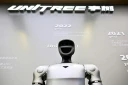 Un robot télécommandé du groupe chinois Unitree est exposé au Centre d’expérience d’intelligence incarnée de Unitree Robotics, dans le district de Jing’an à Shanghai, le 19 août 2026
