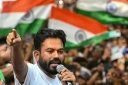 Le fondateur du Cockroach Janta Party (CJP), Abhijeet Dipke, s’adresse à ses partisans lors d’une manifestation réclamant la démission du chef de la Commission électorale de l’Inde, Gyanesh Kumar, à Mumbai, le 2 octobre 2026