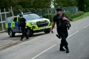 Des policiers armés devant la base de la RAF à Fairford, le 28 septembre 2026, dans le sud-ouest de l'Angleterre, au lendemain de l'intervention de la police antiterroriste britannique