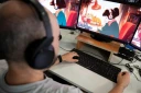 Un homme regarde sur son ordinateur la chaîne YouTube "LoFi Girl", produite par le Français Dim et illustrée par Juan Pablo Machado, le 17 septembre 2026 à Paris