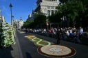Des tapis de pétales de fleurs dans une rue de Madrid avant la messe célébrée par le pape à Madrid le 7 juin 2026