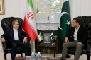 Cette photo diffusée le 25 avril 2026 par le ministère iranien des Affaires étrangères montre le ministre, Abbas Araghchi (G) reçu par le chef de l'armée pakistanaise, Asim Munir (D)à Islamabad 