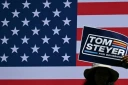 Des supporters de Tom Steyer, candidat démocrate à l’élection du gouverneur de Californie, brandissent des écriteaux le soutenant pendant l’un de ses discours de campagne à Los Angeles, le 31 mai 2026