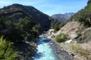 Le fleuve Mapocho au pied des Andes, en périphérie de Santiago, le 28 avril 2026 au Chili