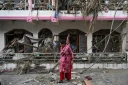 Une femme près des décombres de sa maison à Devighat, Népal, le 28 août 2026 