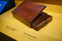 Le bureau de Thomas Jefferson, sur lequel il a rédigé la Déclaration d'indépendance, exposé lors d'une avant-première presse de l'exposition "American Aspirations" au Smithsonian à Washington, le 28 mai 2026