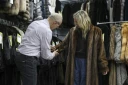 Le propriétaire du magasin de fourrures Madison Avenue Furs à New York, Larry Cowit, avec une cliente, le 10 mars 2026
