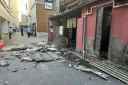 Le mur extérieur d'un commerce s'est effondré dans la ville de Kumamoto, après le séisme de magnitude 7,1 qui a frappé le sud du Japon, le 28 juillet 2026