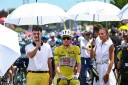 Le maillot jaune du Tour de France, Tadej Pogacar, est protégé de la chaleur au départ de la 9e étape à Malemort, le 12 juillet 2026