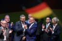 Ulrich Siegmund (3e g), tête de liste du parti d'extrême droite Alternative pour l'Allemagne (AfD) pour les élections régionales en Saxe-Anhalt, félicité par le coprésident de l'AfD Tino Chrupalla (c) et la coprésidente Alice Weidel (d) lors de la soirée électorale du parti à Magdebourg, dans l'est de l'Allemagne, le 6 septembre 2026